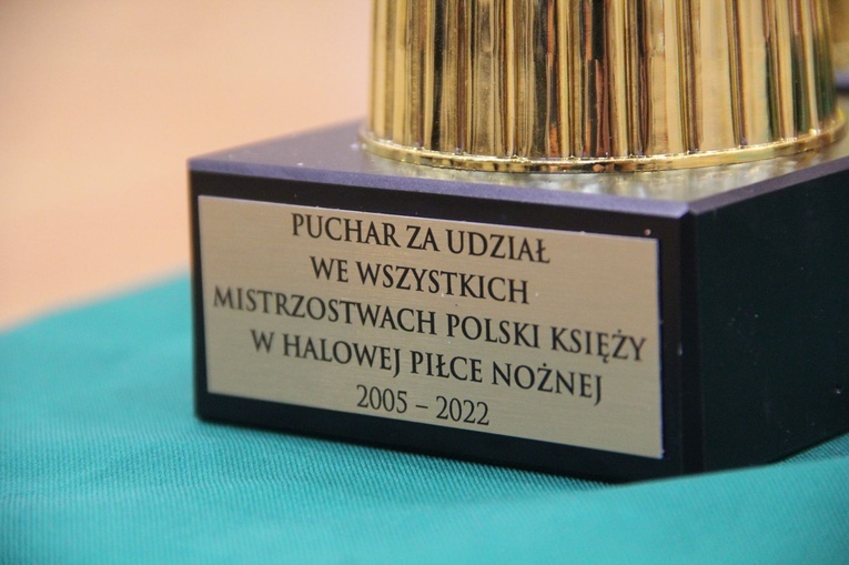 Bochnia. Finał i dekoracja zwycięzców XVI Mistrzostw Polski Księży w Halowej Piłce Nożnej