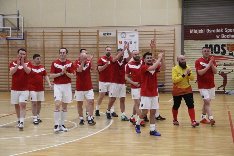 Bochnia. Finał i dekoracja zwycięzców XVI Mistrzostw Polski Księży w Halowej Piłce Nożnej