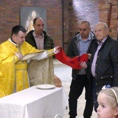 Procesja z płaszczenicą w oświęcimskiej kaplicy.