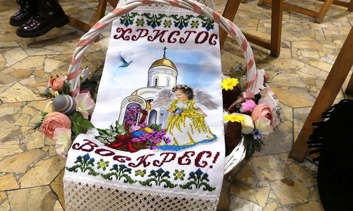 Ukraiński koszyk z wielkanocnymi pokarmami.
