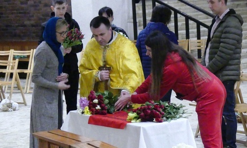Wierni przyozdobili kwiatami płaszczenicę - płótno wyobrażające scenę złożenia Jezusa do grobu.