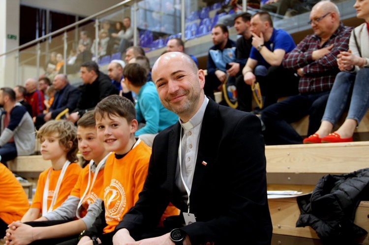 Medaliści mistrzostw Polski księży w futsalu