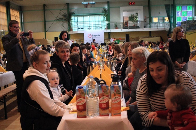Śniadanie wielkanocne dla goszczących w gminie Gogolin uchodźców z Ukrainy