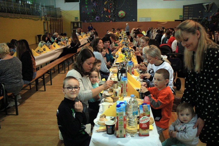 Śniadanie wielkanocne dla goszczących w gminie Gogolin uchodźców z Ukrainy