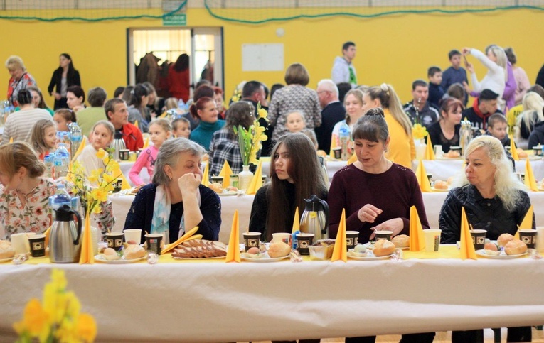 Śniadanie wielkanocne dla goszczących w gminie Gogolin uchodźców z Ukrainy