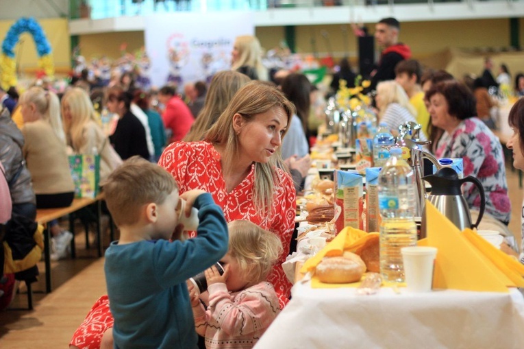 Śniadanie wielkanocne dla goszczących w gminie Gogolin uchodźców z Ukrainy