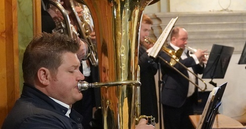Niedziela Miłosierdzia Bożego w Brzegu. Modlitwa, dar z siebie, muzyka i radość
