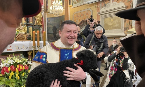 Gwardian i  proboszcz w Rychwałdzie, o. Grzegorz Siwek OFMConv odebrał ofiarowaną przed ołtarzem owieczkę.