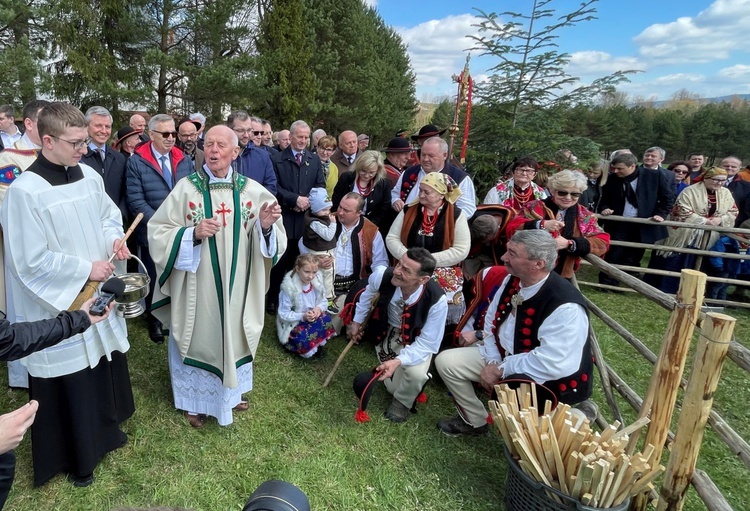 Ks. prał. Władysław Zązel pobłogosławił owce i zowaterniki, szczapy drewna, od których rozpalone zopstana pierwsze pasterskie watry.