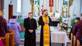 Na zaproszenie ks. kan. Jana Grzelaka (z lewej) modlitwie przewodniczył ks. kmdr Daniel Popowicz.