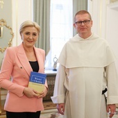 Małżonka prezydenta otrzymała od dominikanina jego najnowszą książkę pt. "Wieści z Ukrainy".