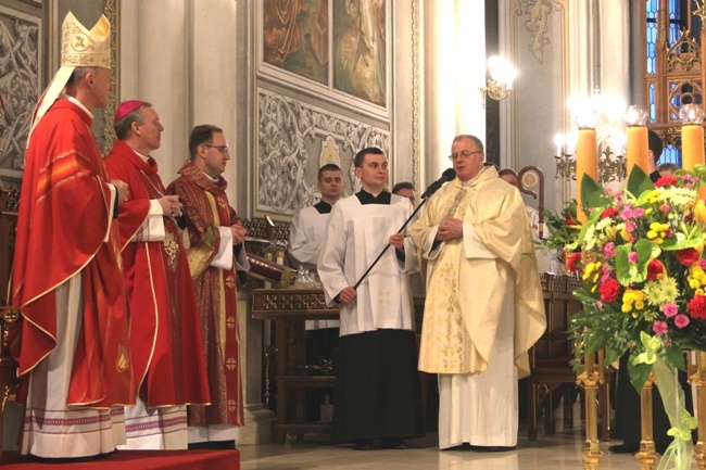 Życzenia w imieniu duchowieństwa złożył ks. Zbigniew Niemirski.