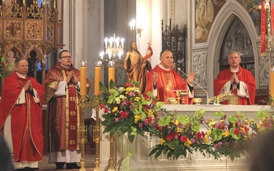 Eucharystii przewodniczył bp Marek Solarczyk. Bp Henryk Tomasik pierwszy od lewej. Z prawej bp Piotr Turzyński.