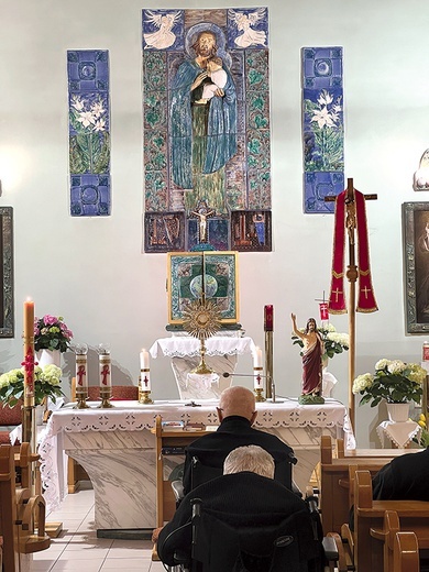 Kaplica stanowi serce Domu – tam gromadzą się na codziennej adoracji mieszkańcy.