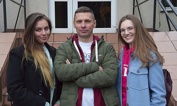 ▲	Ważne były świadectwa gości. Od lewej: Ola, Maciej i Paulina.