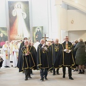 ▲	W czasie uroczystości w służbę liturgiczną zaangażowani byli Rycerze Jana Pawła II.