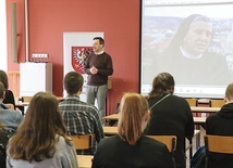 ▲	Wartością dodaną wydarzenia było spotkanie z reprezentantem Fundacji Aniołów Miłosierdzia, który opowiadał o wyjątkowym hospicjum na Litwie.