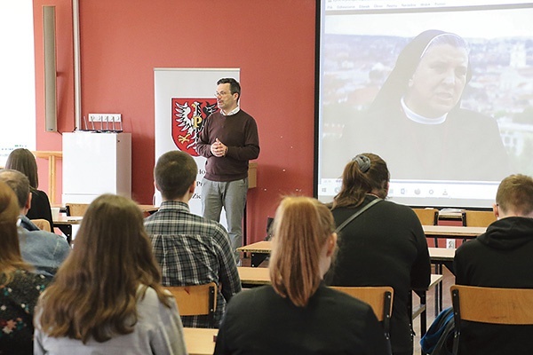 ▲	Wartością dodaną wydarzenia było spotkanie z reprezentantem Fundacji Aniołów Miłosierdzia, który opowiadał o wyjątkowym hospicjum na Litwie.