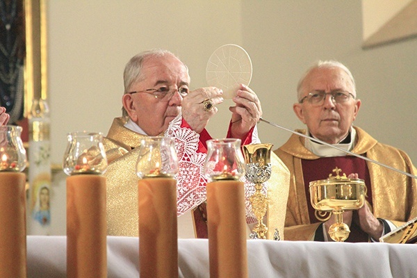 ▲	Jezus Zmartwychwstały i Miłosierny chce być jak najbliżej każdego z nas – mówił w czasie liturgii biskup senior.