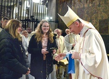 ▲	Młodzi ze Skarżyska--Kamiennej wręczyli bp. Markowi prezent – żółtą koszulkę lidera. Ordynariusz pokazał ją w zakrystii dopiero po zakończeniu liturgii.