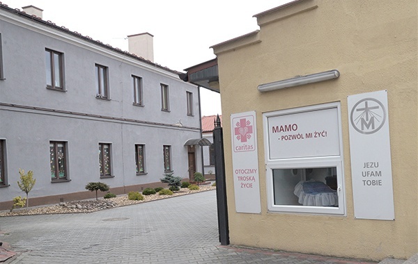 ▲	Nad tym miejscem czuwają zakonnice ze Zgromadzenia Sióstr Matki Bożej Miłosierdzia.