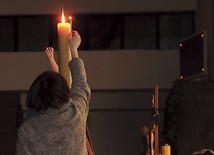 Od paschału rozpalono świece symbolizujące 14 stacji.