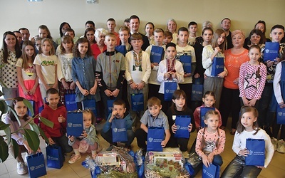 Dzieci z Ukrainy, które mieszkają w Czarnym Dunajcu, otrzymały świąteczne upominki od wojewody małopolskiego Łukasza Kmity.