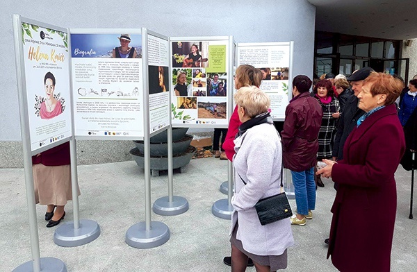 ▲	Ekspozycja stanęła obok wejścia do kościoła.