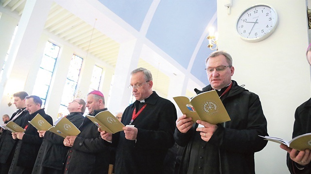 W czasie V sesji dokumenty przygotowane przez kierowane przez siebie komisje przedstawili: ks. Grzegorz Lechowicz (z prawej) i ks. Zbigniew Pietruszka (obok).