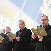 W czasie V sesji dokumenty przygotowane przez kierowane przez siebie komisje przedstawili: ks. Grzegorz Lechowicz (z prawej) i ks. Zbigniew Pietruszka (obok).