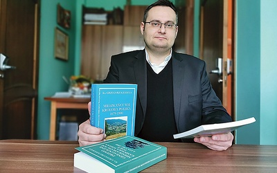 	Ksiądz Grzegorz Kiełbasa ze swoimi publikacjami genealogicznymi dotyczącymi Kamionki Wielkiej i Królowej Polskiej.