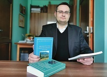 	Ksiądz Grzegorz Kiełbasa ze swoimi publikacjami genealogicznymi dotyczącymi Kamionki Wielkiej i Królowej Polskiej.