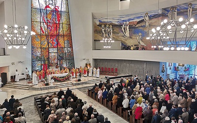 – Czasami Bóg trzyma człowieka w niepewności,  jak apostołów w Wieczerniku. Może dlatego, że gdy człowiek jest w niepewności, więcej myśli o ważnych sprawach  – rozważał w homilii ks. Grzegorz Kurp SAC.