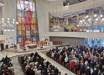 – Czasami Bóg trzyma człowieka w niepewności,  jak apostołów w Wieczerniku. Może dlatego, że gdy człowiek jest w niepewności, więcej myśli o ważnych sprawach  – rozważał w homilii ks. Grzegorz Kurp SAC.