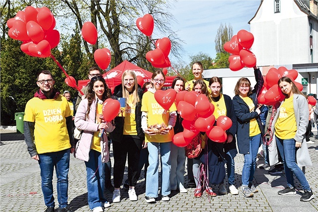 	W organizację wydarzenia i kwestę na pomoc uchodźcom wojennym zaangażowali się zielonogórscy uczniowie.  Na zdjęciu: wolontariusze ze SKC przy Zespole Edukacyjnym nr 3.