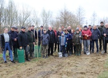 W akcji sadzenia drzew wzięło udział kilkanaście osób. 