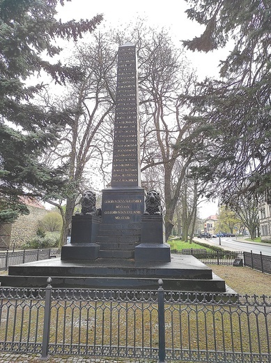 Ogromny obelisk ku czci rosyjskiego dowódcy ma pozostać w centrum miasta.