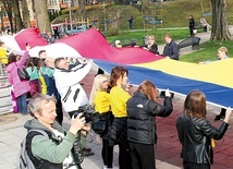 Polskie i ukraińskie barwy narodowe podczas świętowania.