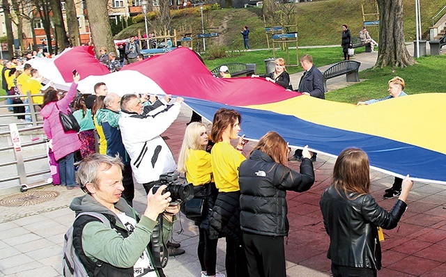 Polskie i ukraińskie barwy narodowe podczas świętowania.