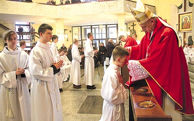 Chłopcy otrzymali z rąk biskupa krzyże LSO.