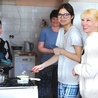 Olena (druga z prawej) – niedługo zacznie pracę w kawiarence Klimczokówka.
