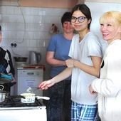 Olena (druga z prawej) – niedługo zacznie pracę w kawiarence Klimczokówka.