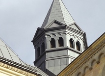 Figurka góruje  nad skrzyżowaniem transeptu z nawą (sygnaturka w kościele św. Jacka w Bytomiu-Rozbarku).