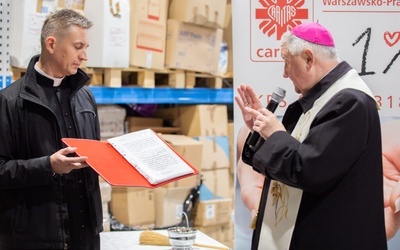 Bp Romuald Kamiński poświęcił nowy magazyn Caritas na Pradze