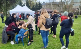 Wielką popularnością cieszyło się malowanie twarzy.