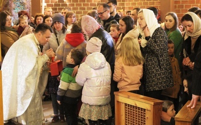 Komunia Święta podczas liturgii wielkanocnej.