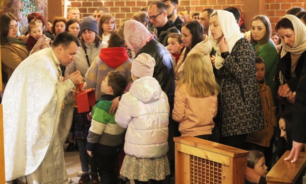 Komunia Święta podczas liturgii wielkanocnej.