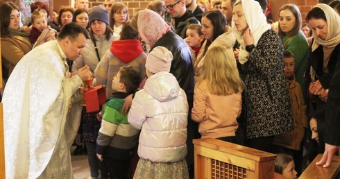 Komunia Święta podczas liturgii wielkanocnej.