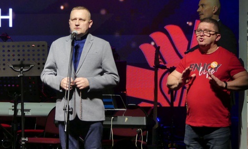 Ks. Robert Kurpios, dyrektor diecezjalnej Caritas na scenie BCK.