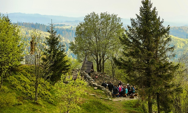 Nabożeństwo majowe na szczycie Ochodzitej w Koniakowie.